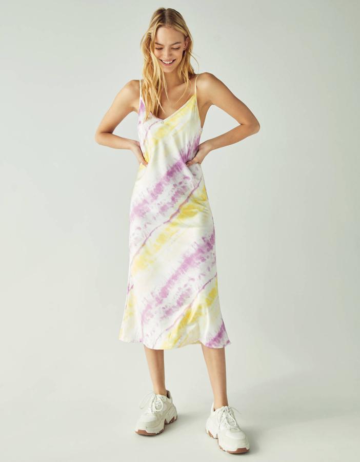 Vestido lencero de largo midi con estampado 'tie dye' de Bershka (19.99 euros).