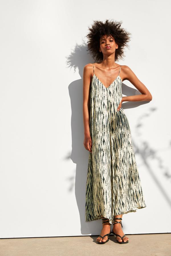 Maxi vestido de inspiración lencera y estampado 'tie dye' de Zara Trafaluc (29.95 euros).