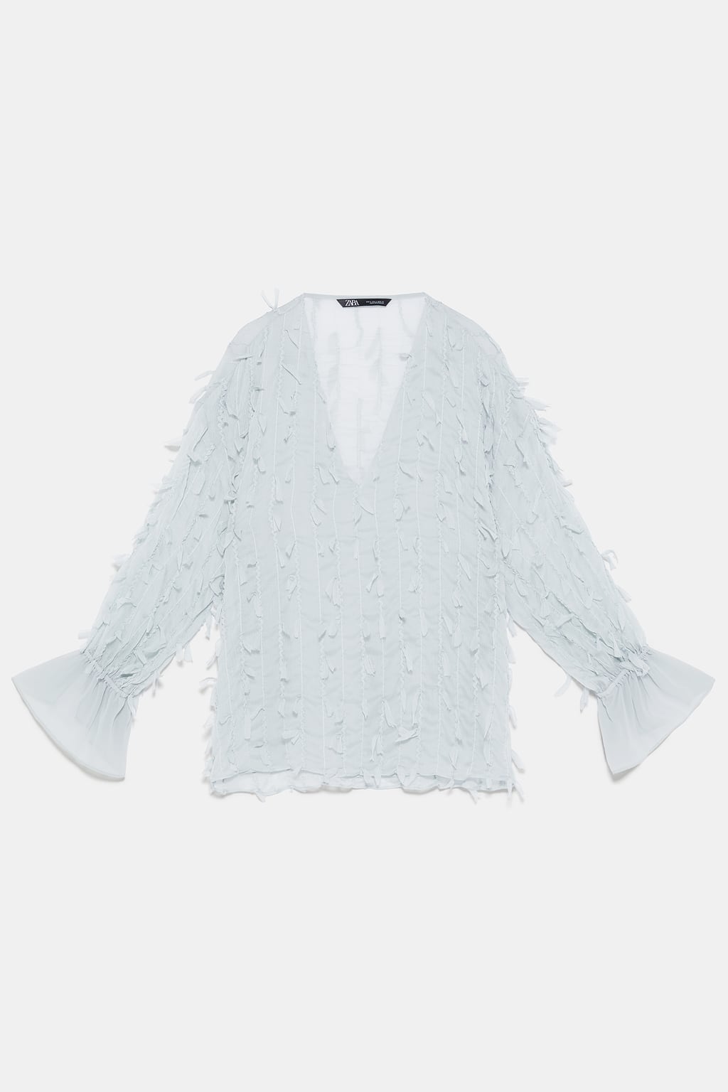 ¿Una blusa con flecos? Sí, Zara lo ha hecho realidad con esta prenda que te hará un escote super sexy. Los puños acampanados le dan el toque final. (25,95 euros).