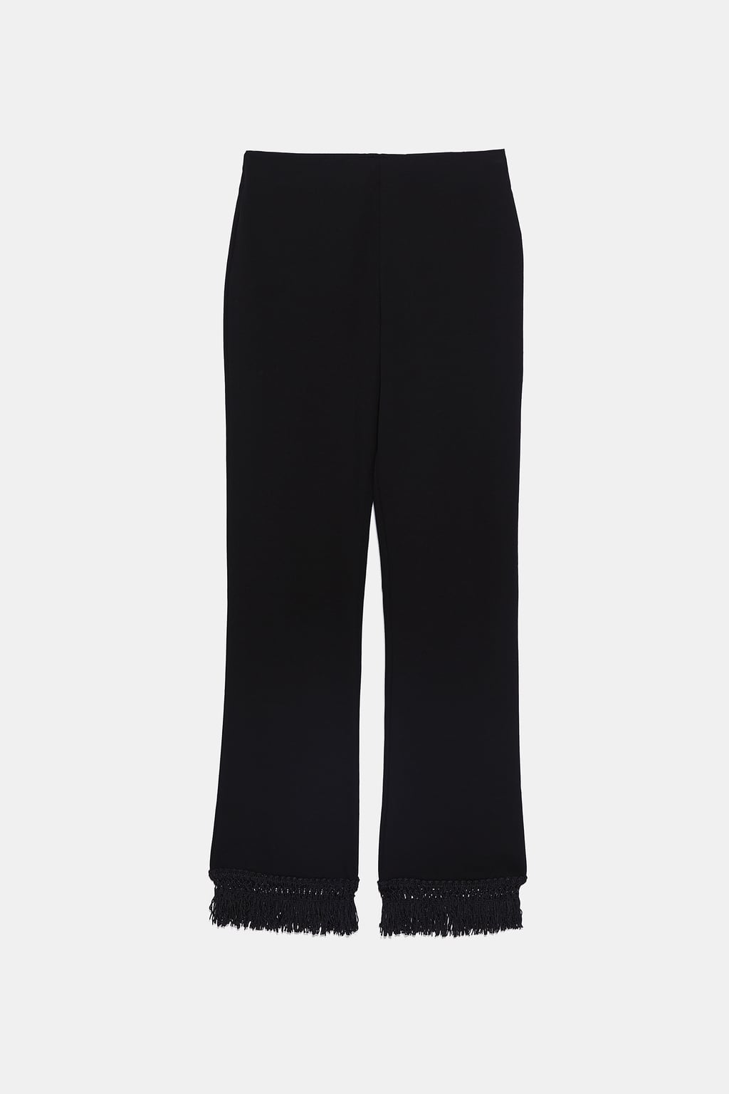 Estos pantalones rectos color negro con el bajo repleto de flecos hacen tipazo. Perfectos para tus looks de entretiempo. (19,95 euros).