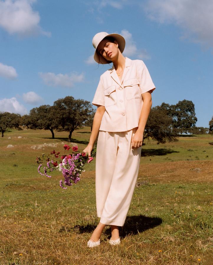 Esta sobrecamisa de Mango cuesta 29.99 euros, y el pantalón culotte, 39.99 euros.