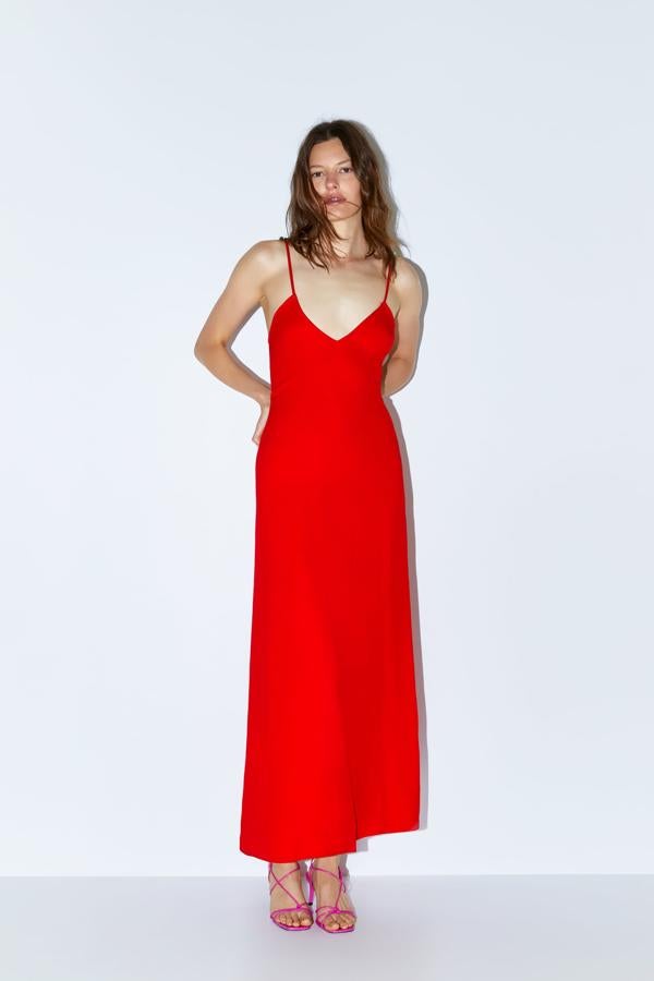 Un vestido lencero rojo es una apuesta segura en una boda. Y este de Zara (49.95 euros) sienta de maravilla...
