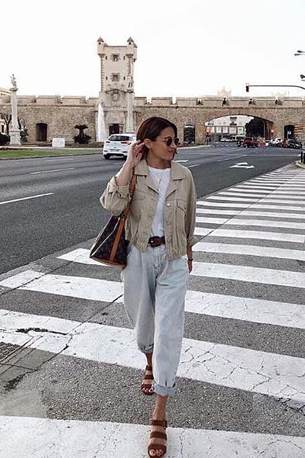 La influencer María Valdés es una habitual de este tipo de vaqueros anchos y altos de cintura.