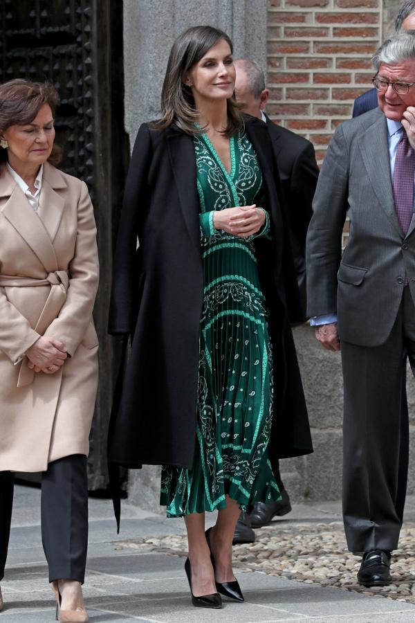 La Reina ha estado visitando el estado de las obras de accesibilidad del Real Monasterio de la Encarnación, en Madrid, y allí hemos podido verla repitiendo el vestido plisado con estampado pañuelo en verde de Sandro que  estrenó el pasado mes de diciembre  en el II Congreso Internacional: 'La voz de las Mujeres Rurales en el Mundo', organizado por la Asociación de Familias y Mujeres del Medio Rural (AFAMMER).