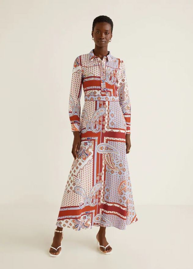 En Mango encontramos esta joya hecha vestido, de estilo camisero y con estampado pañuelo, como el de Sandro de la Reina, pero en tonos tierra y azules. Cuesta 69.99 euros.