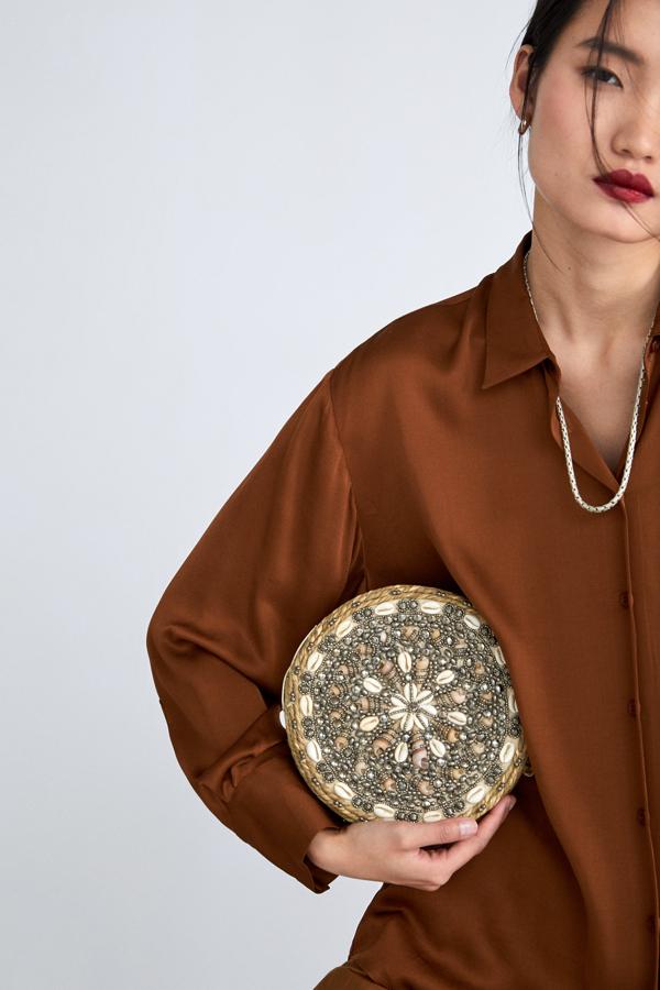 Redondo, formato cajita que se puede llevar como clutch, de Zara (39,95 euros.