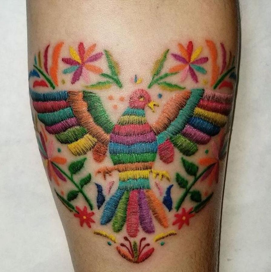 Tatuajes bordados: Ave a color.