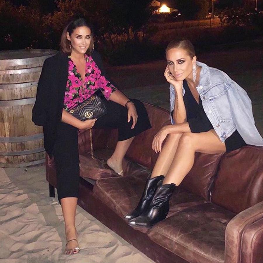 Vicky Martín Berrocal ya tiene la blusa de flores  más deseada de la nueva colección de Zara: es este modelo en fucsia que cuesta 39.95€ y que la diseñadora ha combinado con un look en negro.