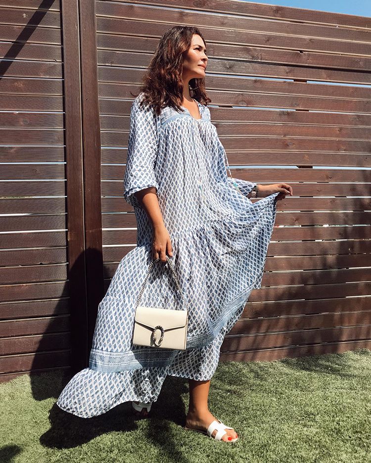 Sí, como lo lees,  Vicky Martín Berrocal le 'robó' a Alba Díaz , su hija, este maravilloso maxi vestido boho con estampado étnico en azul y blanco de la nueva colección de Zara.