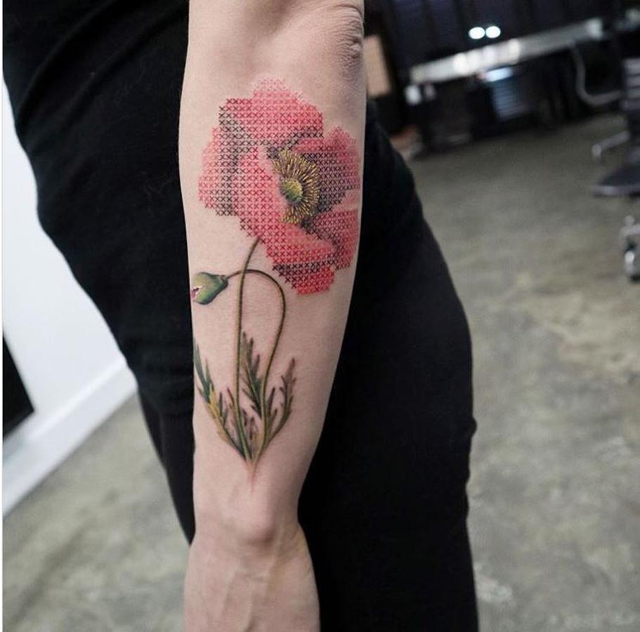 Tatuajes bordados: flor en punto de cruz