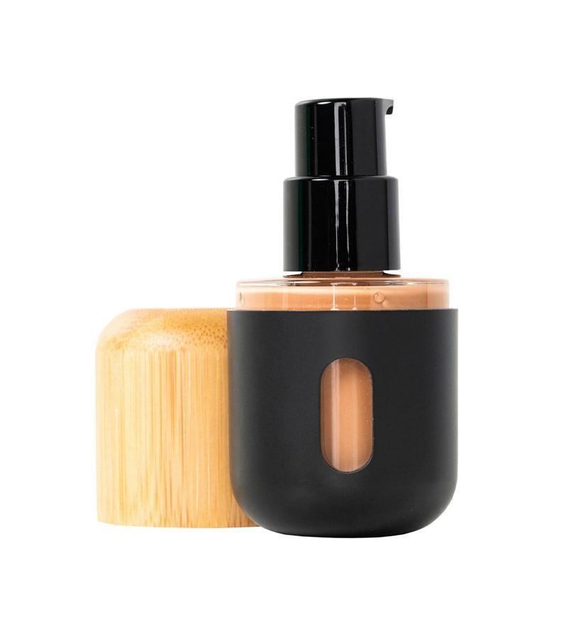 Fluido ultraligero, pero que se mantiene intacto y controlado durante todo el día, dejando una piel uniforme, radiante y natural. Está enriquecido con vitamina E, ácido hialurónico y activos antiedad como acai, extracto de ginko y aceite de abisinia. Natural Foundation de Aku Comsetics by Vicky Marcos (34 €).