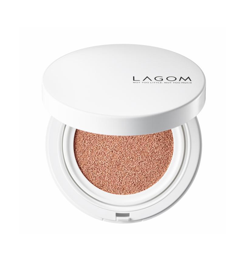 Maquillaje y corrector 2 en 1 en formato cushion con protección solar SPF50+ PA+++ y resistente al agua y al sudor. Cubre las imperfecciones (rojeces, granitos, marcas, poros abiertos e incluso tatuajes), gracias a los polvos de zafiro blanco. Contiene niacinamida, adenosina y aceites cítricos para una hidratación profunda.  CF Cushion de Lagom  (38 €).