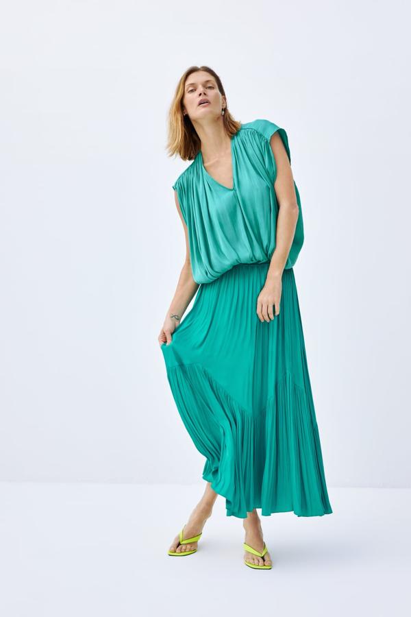 Blusa con frunces fluida, con escote en pico y manga corta con bajo elástico, 22,95 euros.