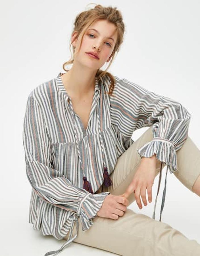 Blusa con pompones,  mangas tipo globo  y con detalle de pompom, 19,99 euros.