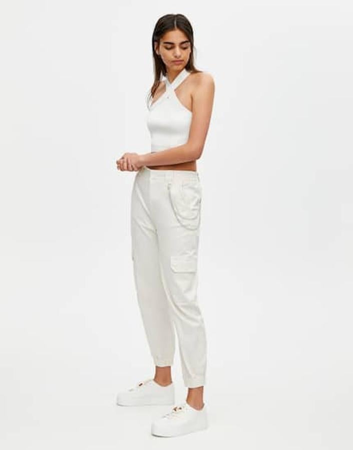 Pantalón cargo chino  con detalle de cadena  y bajo elástico, 22,99 euros.