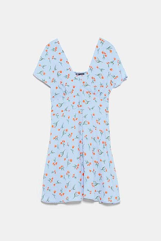 Vestido mini con estampado de tulipanes, de Zara (22,95 euros).