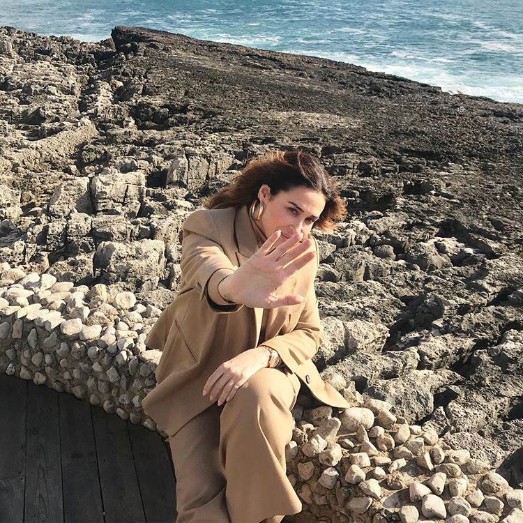 ¿Qué tal un paseo por la playa? Esta imagen de Vicky Martín Berrocal demuestra que los trajes no son solo para eventos especiales, también lo son para un día de paseo con vistas al mar. Este traje de Zara en tono beige lo petó hace unos meses y ya está agotadísimo, pero seguro podrás encontrar una versión muy similar.