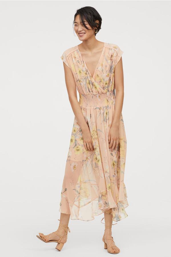 Vestido fruncido en color beige y con estampado floral, 19,99 euros.