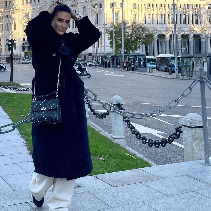 El blanco y negro no falla y Vicky aplica este mix tanto en  sus looks de verano  como en los de invierno. En este caso con unos pantalones blancos de Zara que ha combinado con un abrigo negro con cinturón.