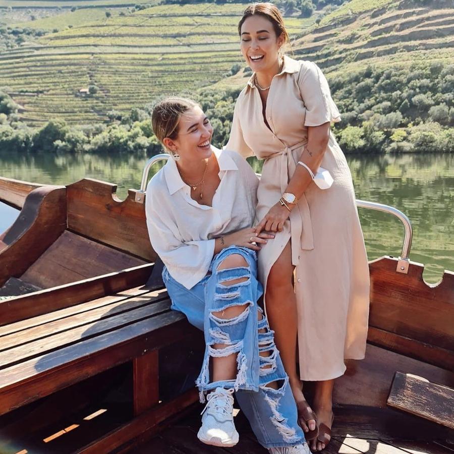 Es habitual ver cómo madre e hija comparten ropa y lo hacen, muchas veces, con las de Zara demsotrando que  sientan igual de bien a los 20 que a los 40 .