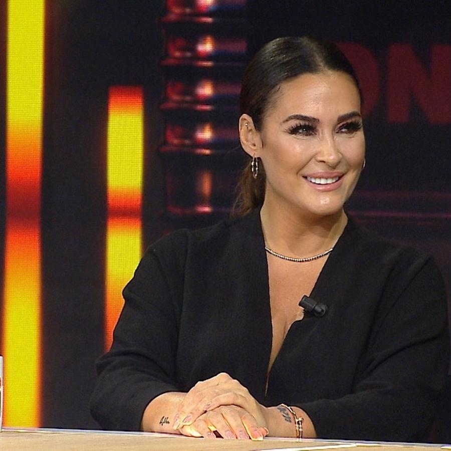 No hay prenda con la que más se acierte que con un vestido negro. La sevillana eligió este modelo de Zara para acudir al programa de televisión en el que colabora. De largo midi y con un nudo central que estiliza la figura, se agotó en apenas unos días.