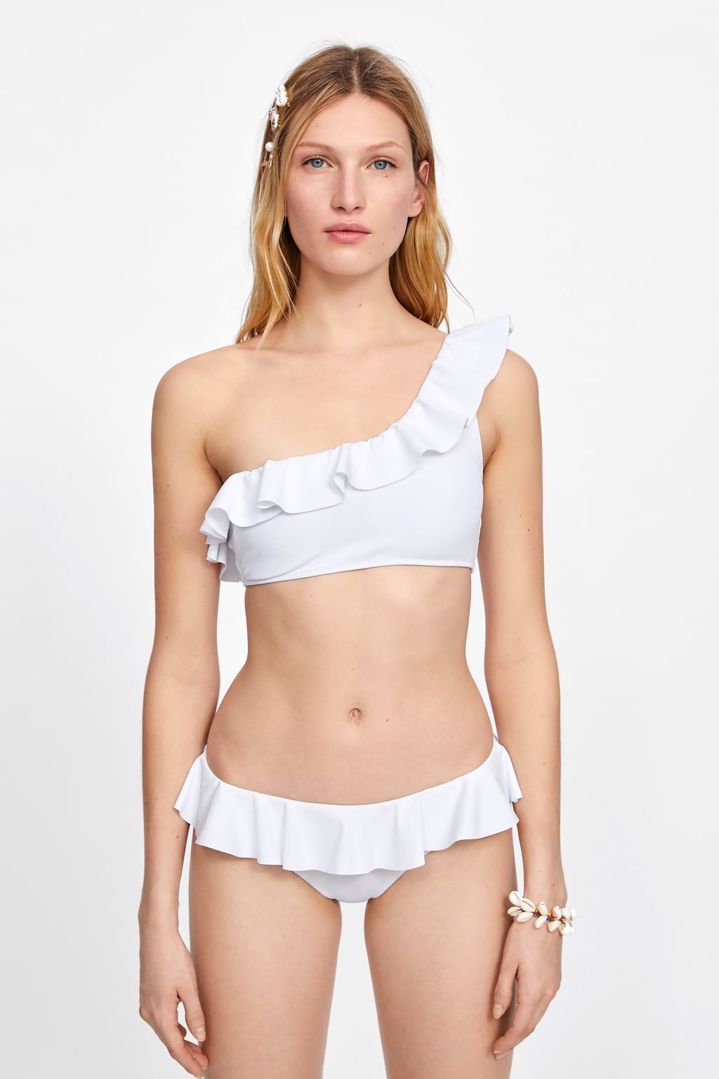 Bikini asimétrico con volantes de Zara. Top (17,95 euros). Braga (15,95 euros).