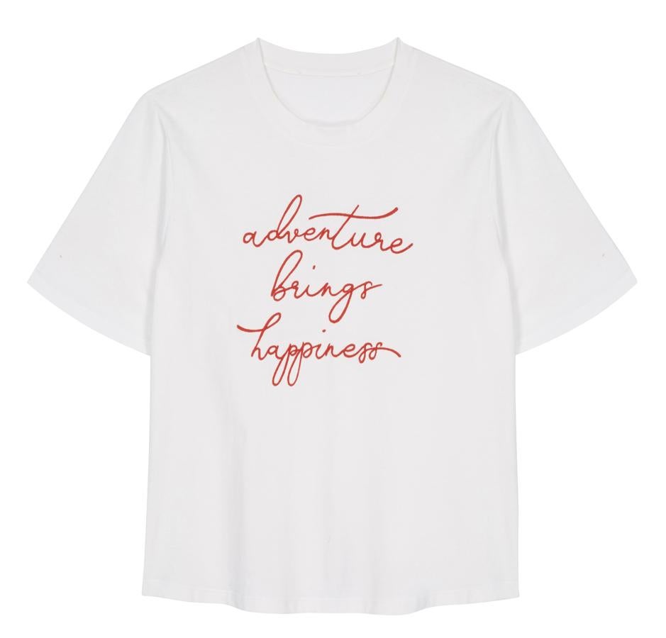 Esta prenda no es discutible. Los básicos nunca fallan y te sacan de más de un apuro. Elige una con un toque de tendencia, como esta con mensaje de Find (12,80 euros).