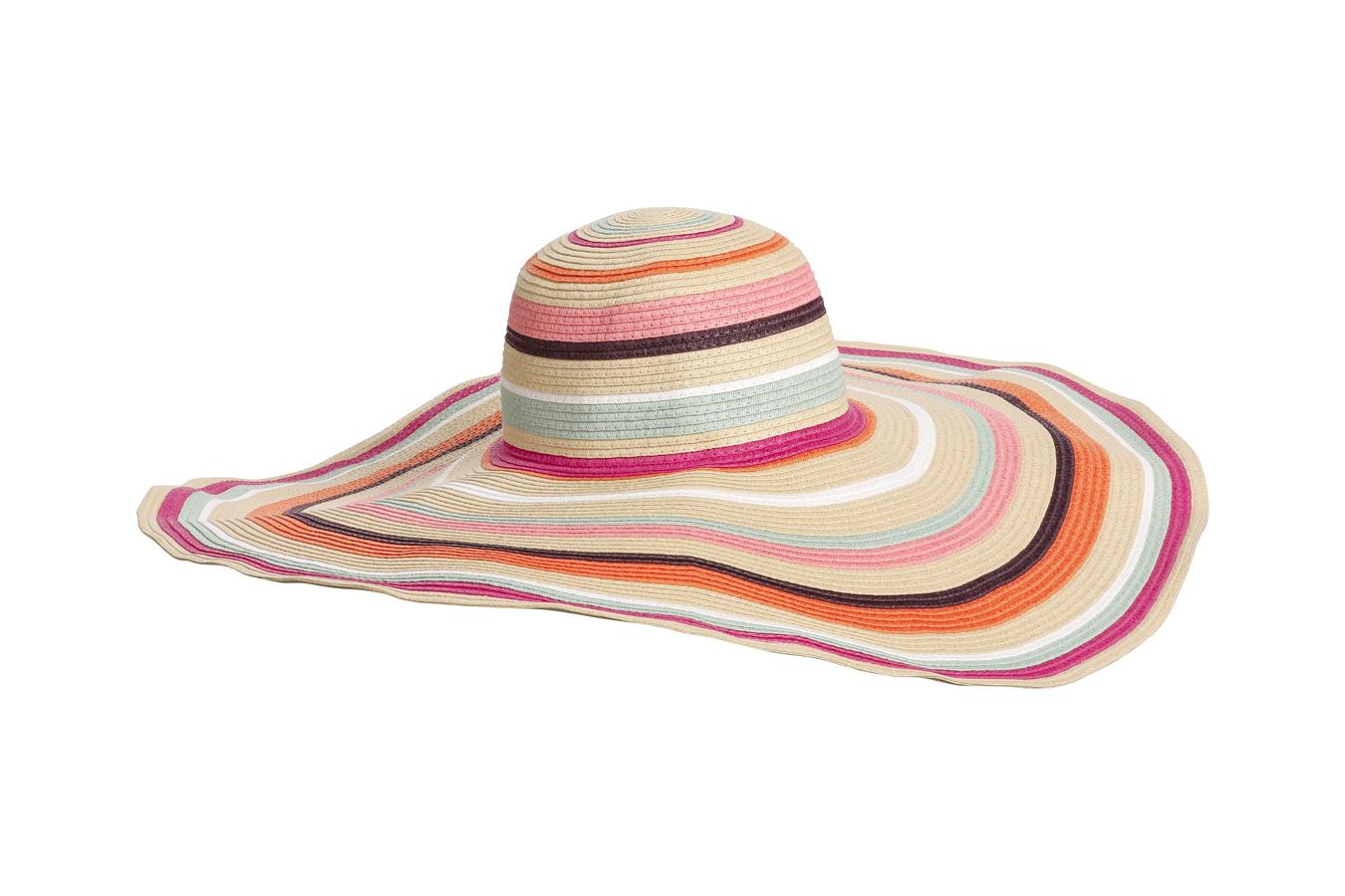 El toque de glamour que no falte. Un sombrero es la clave para no ser una turista como las demás. Y se convertirá en tu mejor aliado para hacer las stories más fashion de tus amigas. Este cuesta 7 euros en C&A.