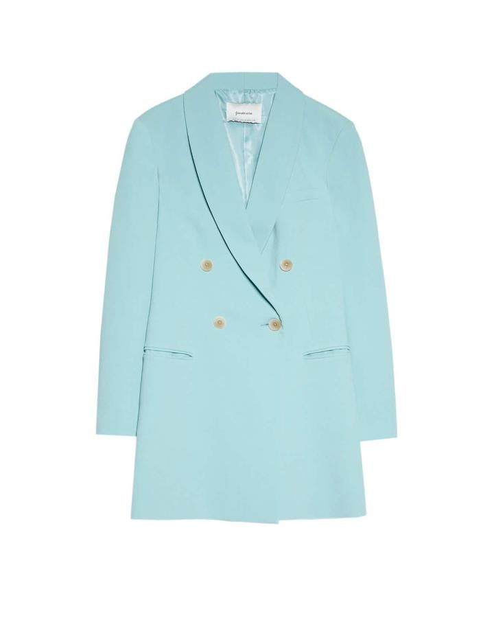 Llevarás dos prendas en uno. Te la podrás poner de día como chaqueta y por la noche como vestido para un look más arreglado. Infalible. Esta en concreto es de Stradivarius (35,99 euros).