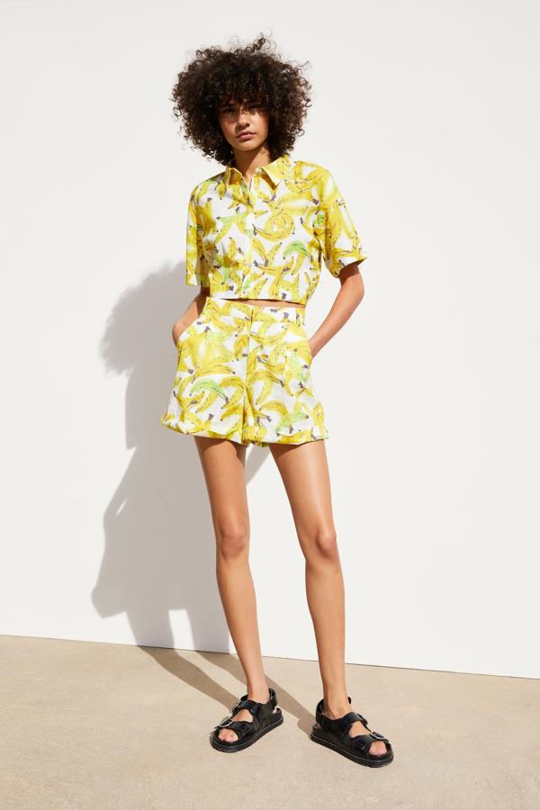 La versión más juvenil y loca la encontramos en Zara Trafaluc con este coordinado con estampado de plátanos. Cada pieza cuesta 22.95 euros.
