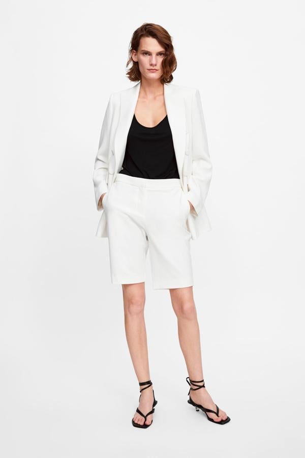 Minimalista e ideal, este traje blanco de Zara con chaqueta (69.95 euros) y bermudas (19.95 euros) te dará muchas alegrías 'sartorial' esta primavera...