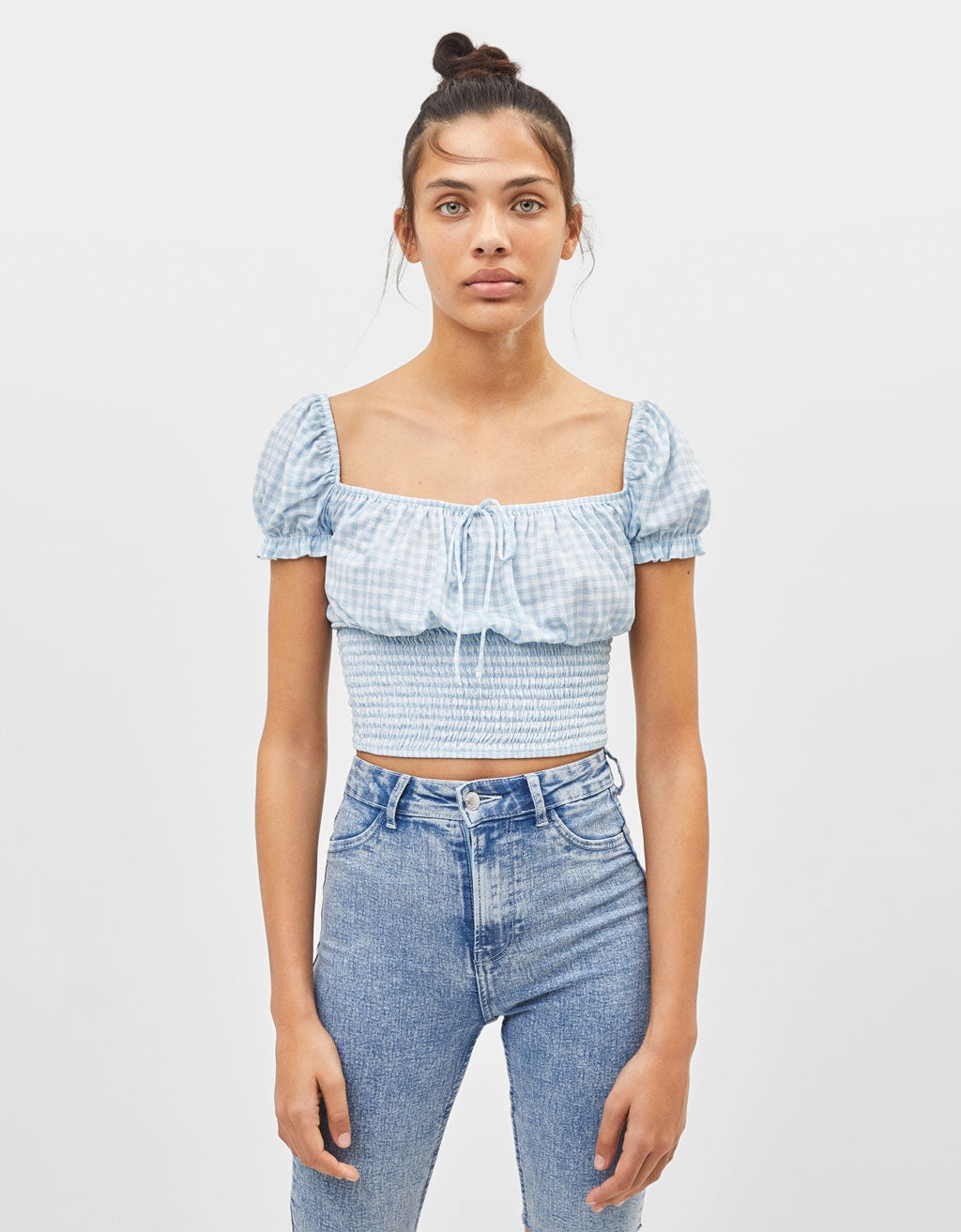 Camiseta vichy con escote campesino de Bershka: 12,99 euros.