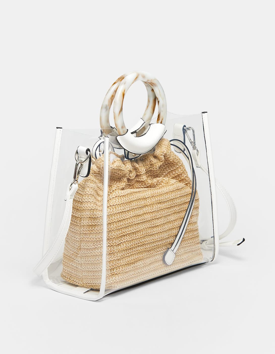 Shopper de charol transparente con otro bolso dentro en color beige: 29,99 euros en Stradivarius.