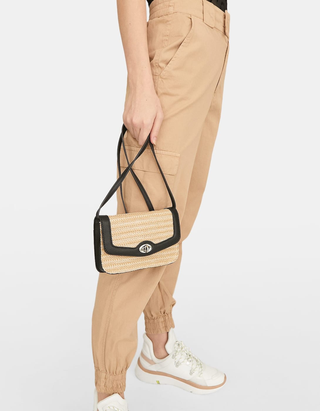 Mini bandolera efecto rafia de Stradivarius: 12,99 euros.