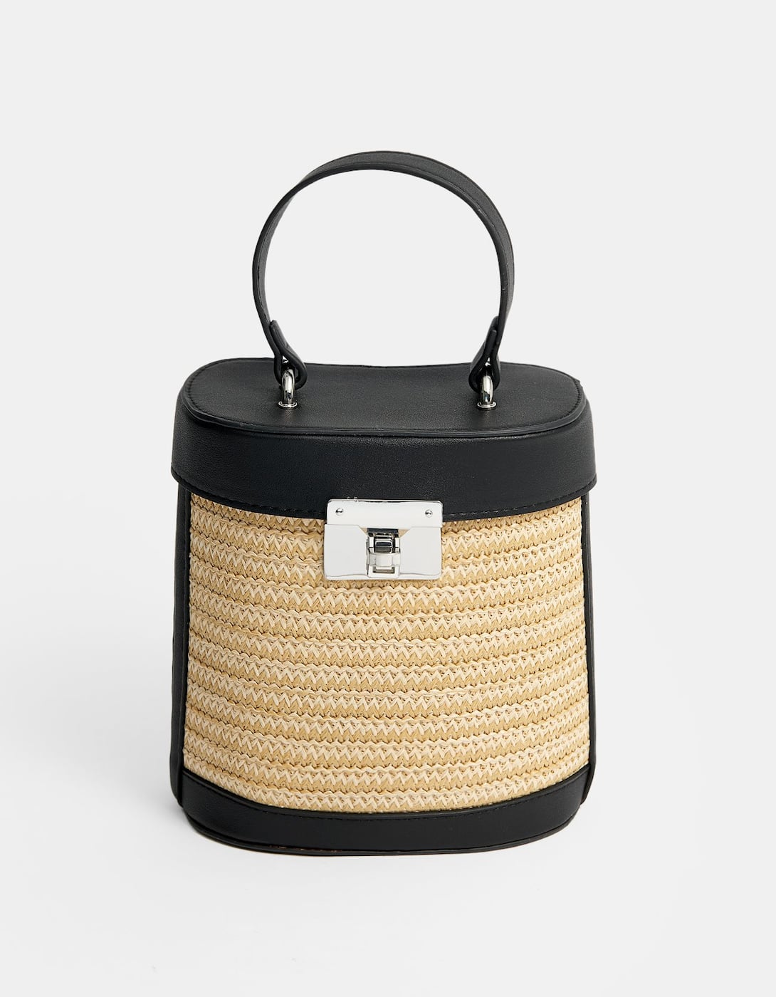 Bandolera con forma de cubo en color negro y beige: 19,99 euros en Stradivarius.