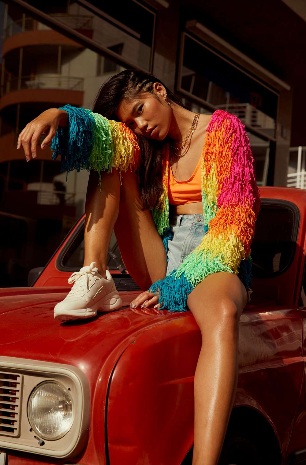 Top: 5 euros. Collar de dos cadenas: 3 euros. Zapatillas deportivas: 16 euros. Todo de Primark.