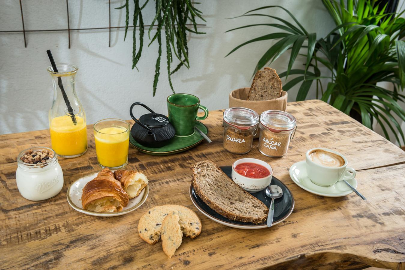 Además de pan podemos encontrar tentadores dulces preparados a diario como sus crujientes croissants con un intenso sabor a mantequilla, cookies al más puro estilo estadounidense, tiernos y gigantes muffins, perfectos para el desayuno de los más golosos, generosas tartas ideales para una merienda entre confidencias… Y en estas fechas no te puedes perder sus torrijas, unas de las mejores de la capital.