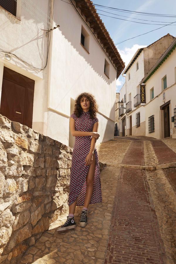 Este es el vestido Southhampton (260 euros). Mirando esta foto de lookbook vemos la esencia de Gala González y ese truco de estilo tan suyo de combinar vestidos con Converse.