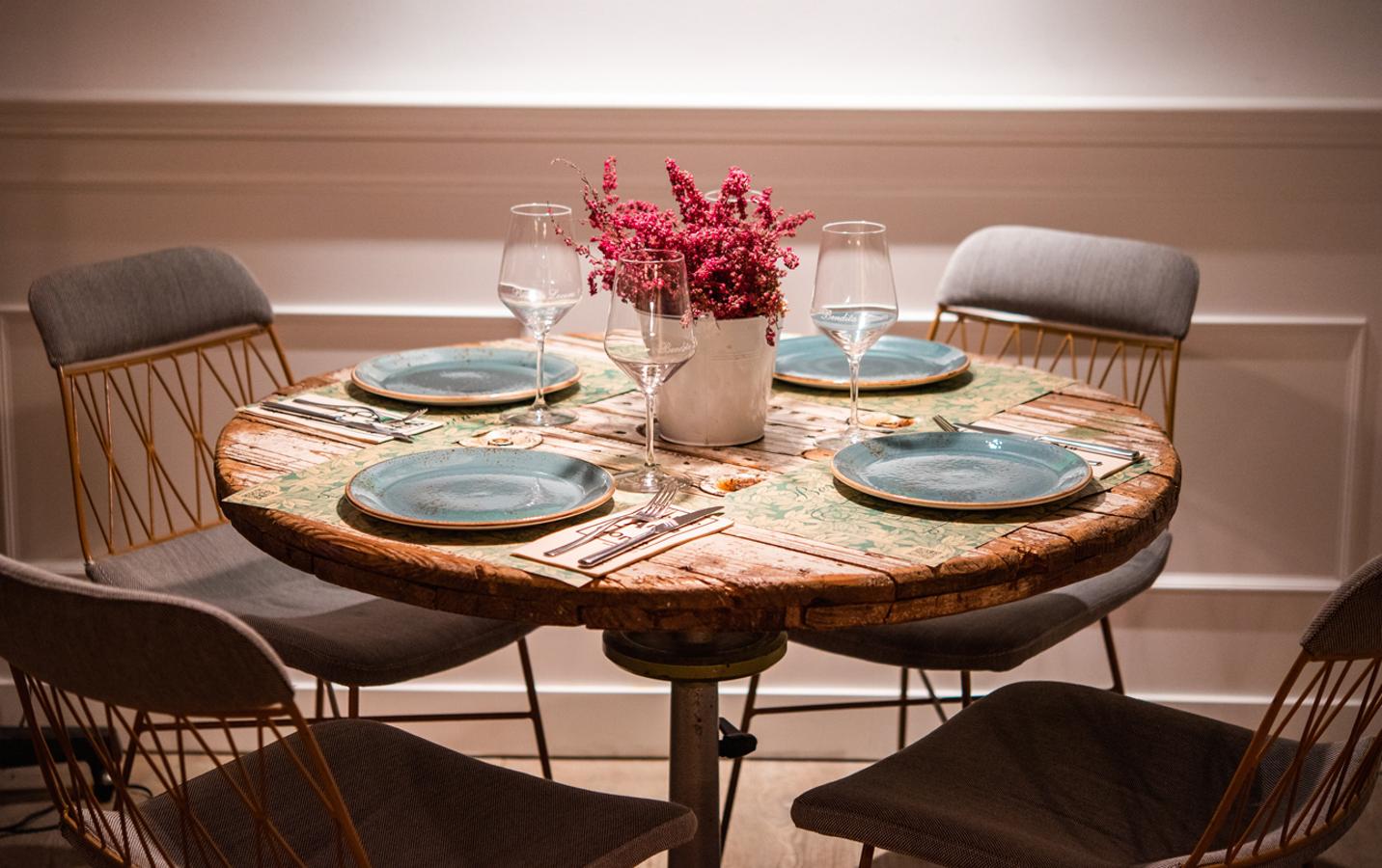 Desde hace más de un lustro, el brunch de este coqueto gastrobar se encuentra entre los más reputados de la capital. Sus huevos Benedictine con salmón o bacon sobre brioche son insuperables y la quiche con jamón o espinacas y queso un suculento bocado de media mañana.