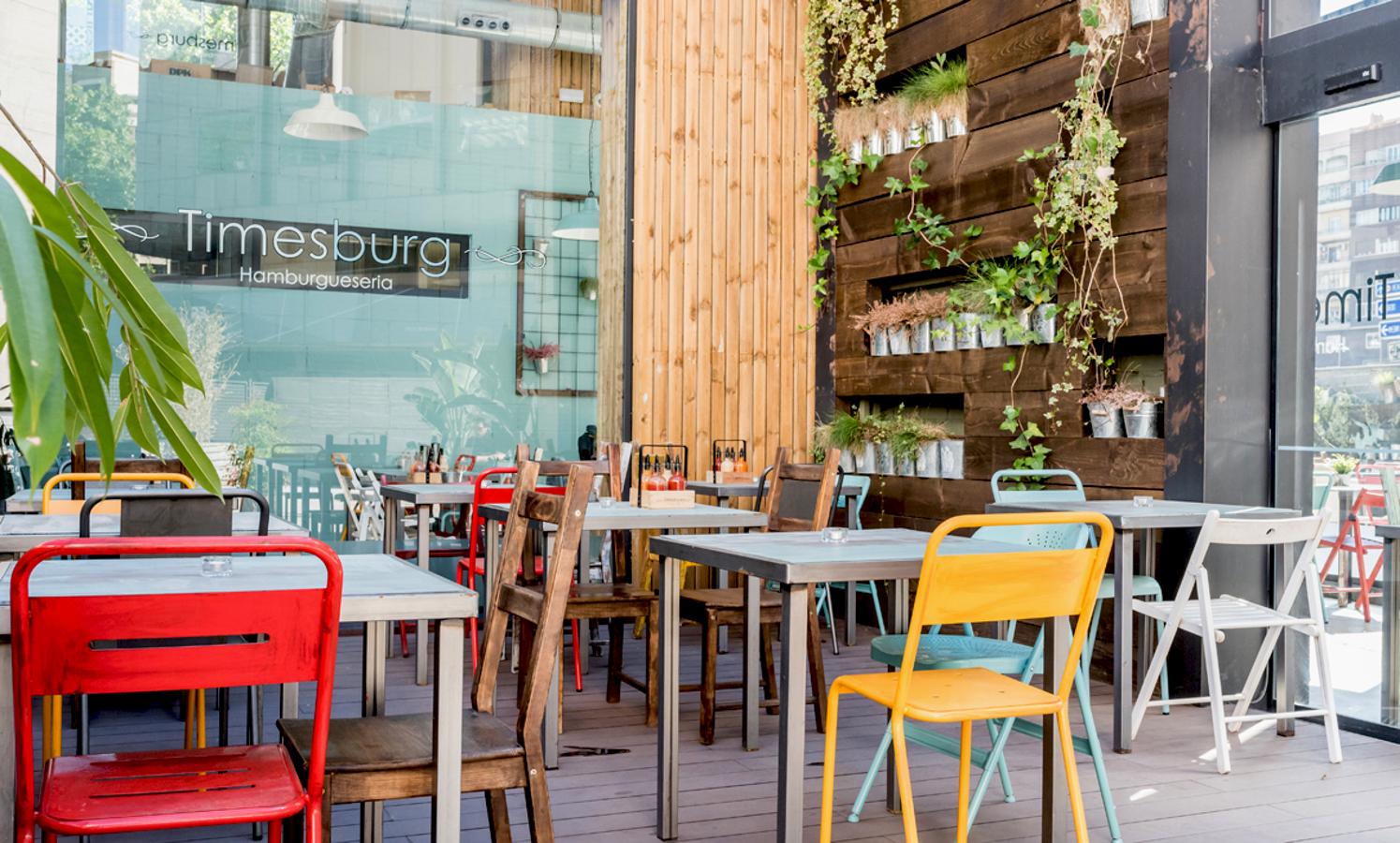 Timesburg lleva años conquistando al público de Barcelona y Madrid con su propuesta de hamburguesas gourmet de alta calidad en un ambiente y entorno cercano y local, con un diseño siempre original y muy cuidado. Entrar en sus restaurantes siempre es una experiencia para los sentidos, no sólo por lo interesante que resulta su propuesta culinaria, sino también por su estudiado interiorismo.