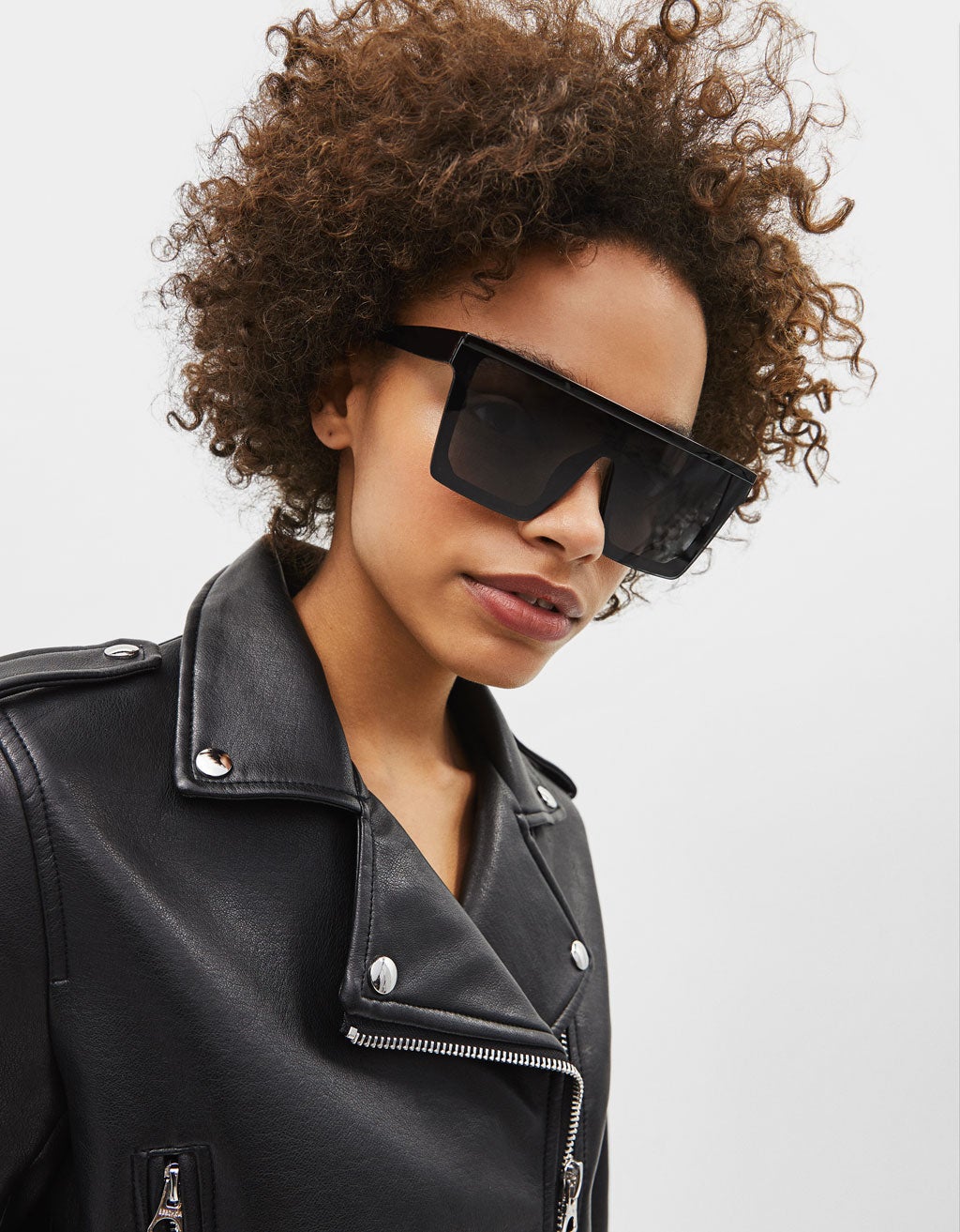 Las gafas XXL o pantalla están arrasando entre las famosas y son las favoritas de Kim Kardashian. Aquí tienes una versión low cost con las que transformarás tus looks más básicos. (12,99 euros).