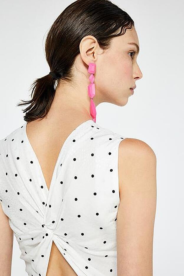 La espalda es uno de los puentes fuertes de este vestido de invitada de Sfera.