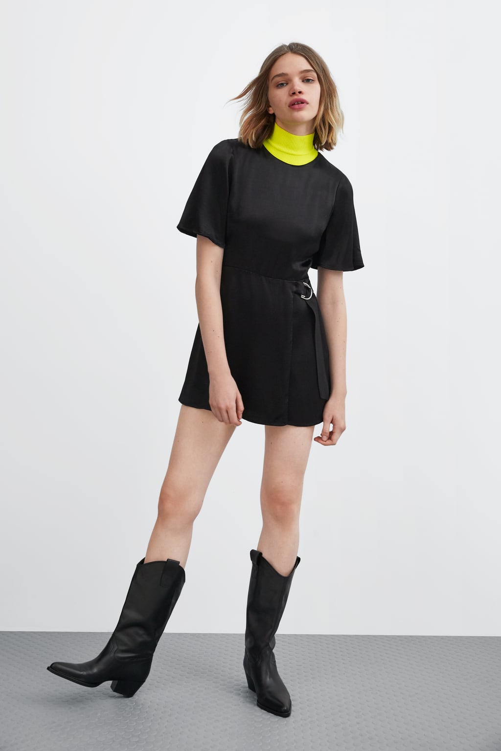 El clásico LBD pero con pantalón escondido. Una prenda versátil y básica que necesita el armario de toda fashionista. Ficha este satinado de Zara. (25,95 euros).