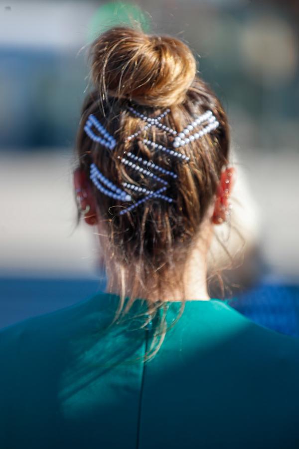 No se nos ocurre una manera mejor de dar protagonismo a este moño alto clásico que con pasadores y maxi horquillas con mini perlas, como los que lució la actriz en otra de sus apariciones durante el Festival de Málaga.