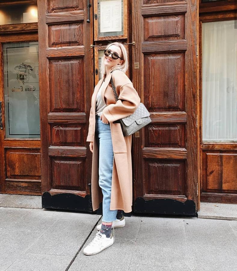 Alba Díaz es una adicta a esa combinación de abrigo largo, jeans, camiseta básica y sneakers que siempre consigue darnos los mejores lookazos de entretiempo. Eso es lo que consiguió con este estilismo que le vimos en Instagram hace unos días.