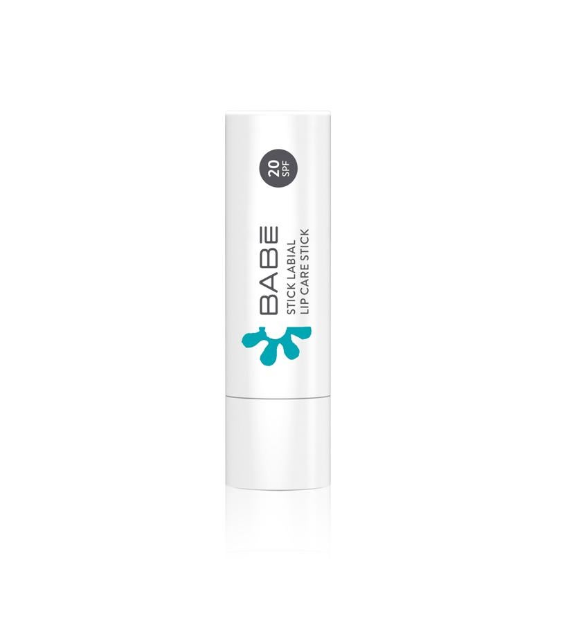 Con protección solar SPF 20, este labial de textura cremosa, formulado sin aceites minerales para permitir una mejor transpiración de la piel, con manteca de Kokum y aceite de aguacate, que alargan la hidratación de los labios y con una protección solar media. Indicado para los labios secos o muy secos, especialmente durante la exposición al sol o práctica de deportes al aire libre. (4,20 €).