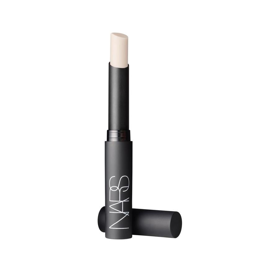 Bálsamo de textura rica y cremosa que protege los labios y les aporta un brillo seductor. La mantequilla de mango salvaje, con sus cualidades hidratantes superiores, suaviza los labios y la vitamina E, las bayas polares y el aceite de azaí aportan antioxidantes e hidratación de larga duración. Con SPF 15, este bálsamo se puede usar solo o encima de la barra de labios de color. (29 €).