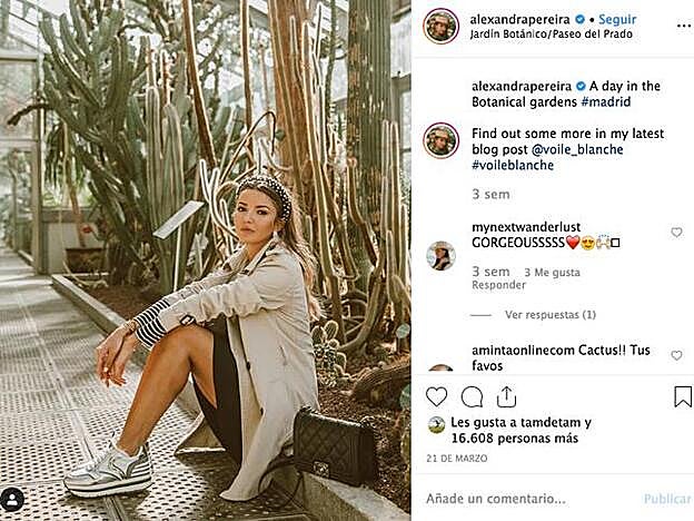 Lovely Pepa es otra de las influencers que se ha apuntado a las diademas. La suya, de perlas, la combina con zapas y gabardina.