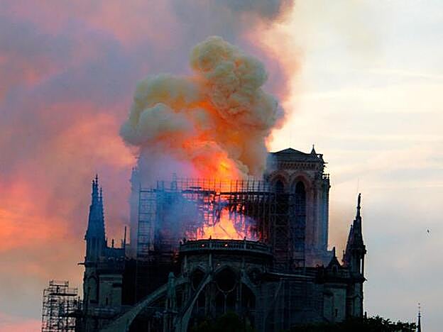 Imagen de Notre Dame de París en llamas.