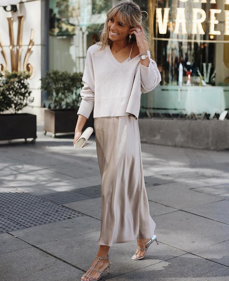 Paula Argüelles es una experta en sacar partido a todo tipo de prendas básicas y conseguir looks tan románticos y estilosos como este de vestido satinado y jersey.